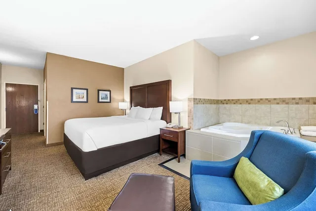 جناح بسرير كينج بجاكوزي، Comfort Inn Suites Pueblo 3/7