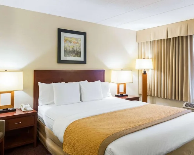 غرفة بسرير كينج لذوي الإعاقة، Clarion Hotel Somerset - New Brunswick, NJ 1/2