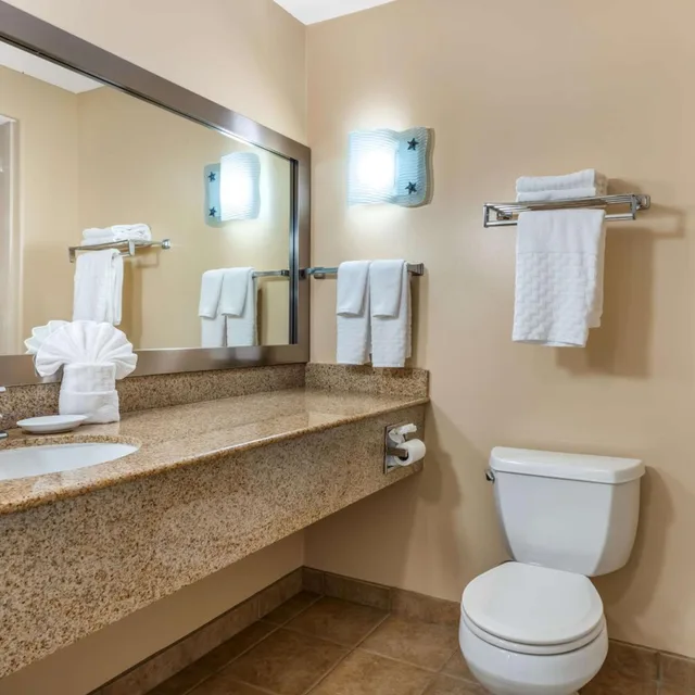 جناح بسرير كينج وسرير كوين مع أريكة بحوض استحمام لذوي الإعاقة، Best Western Plus Capitola By the Sea Inn Suites 7/7