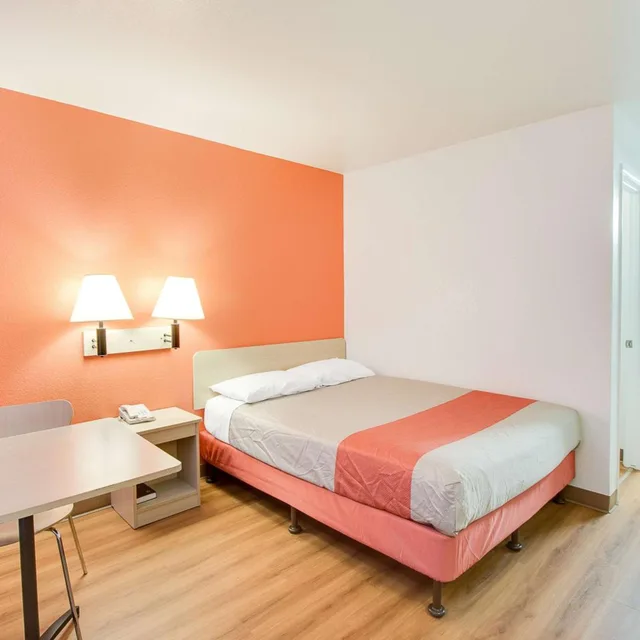 غرفة بسرير كوين، Motel6 Phoenix, AZ - East 2/10