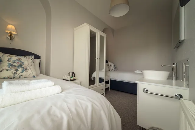 غرفة بسريرين منفصلين بحمام مشترك، Anabelles Guest House 1/6