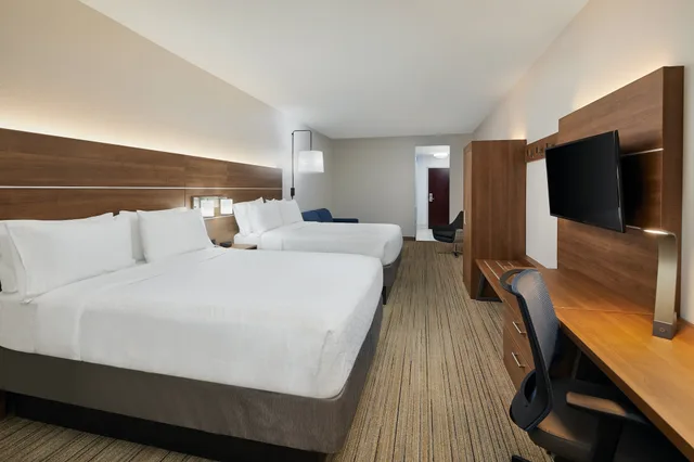 غرفة قياسية بسريرين كوين مع أريكة لذوي الإعاقة، Holiday Inn Express Hotel and Suites Pensacola West-Navy Base 3/6