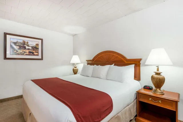 Room, King Bed, No Window، Ramada by Wyndham State College Hotel & Conference Center 8/10