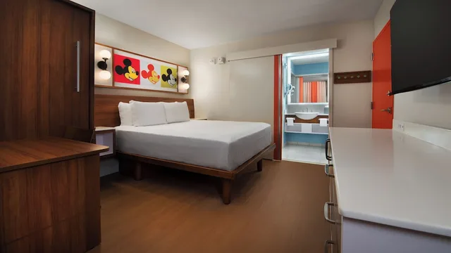 غرفة قياسية بسريرين مزدوجين بإطلالة على المسبح لذوي الإعاقة، Disneys Pop Century Resort 1/3
