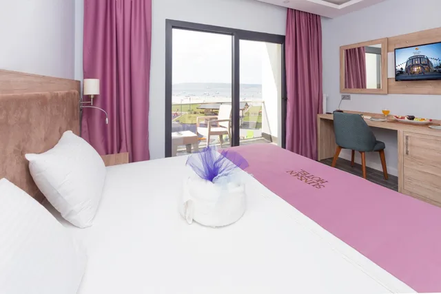 غرفة بسرير مزدوج أو سريرين منفصلين بإطلالة على المسبح، Sunsan Hotel 3/10