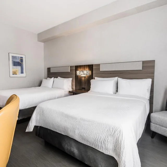 غرفة ديلوكس بسريرين مزدوجين وسرير كينج، Holiday Inn Express Toronto North York 8/10