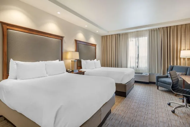 غرفة قياسية بسريرين كوين بإطلالة على الحديقة، Best Western Premier Boulder Falls Inn 4/7