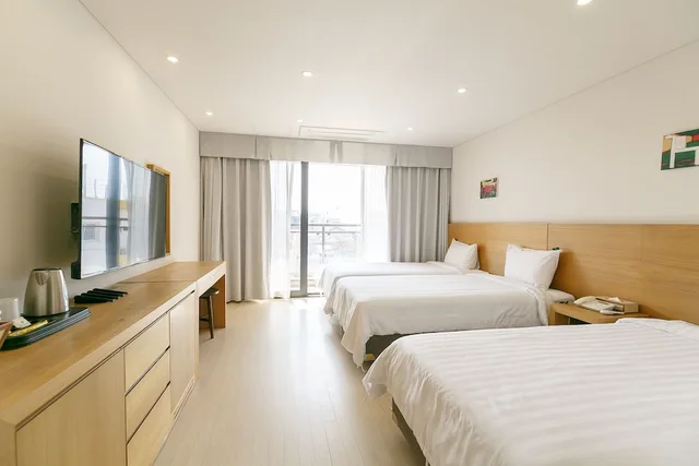 غرفة قياسية ثلاثية بثلاثة أسرّة بحوض استحمام، BK HOTEL JEJU 3/6