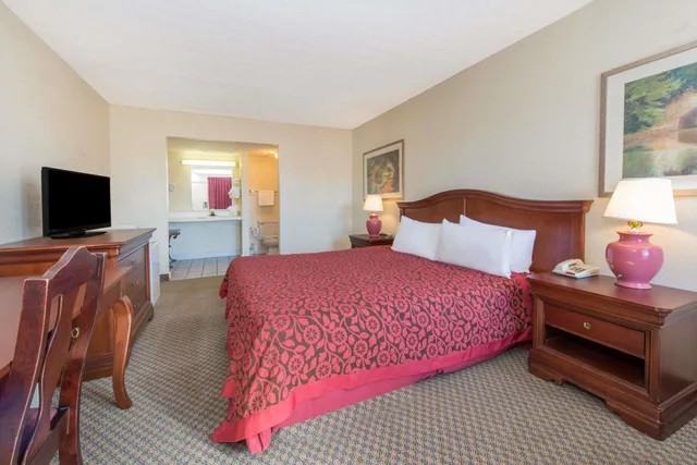 غرفة قياسية بسرير كينج، Days Inn & Suites By Wyndham Dayton North 1/5