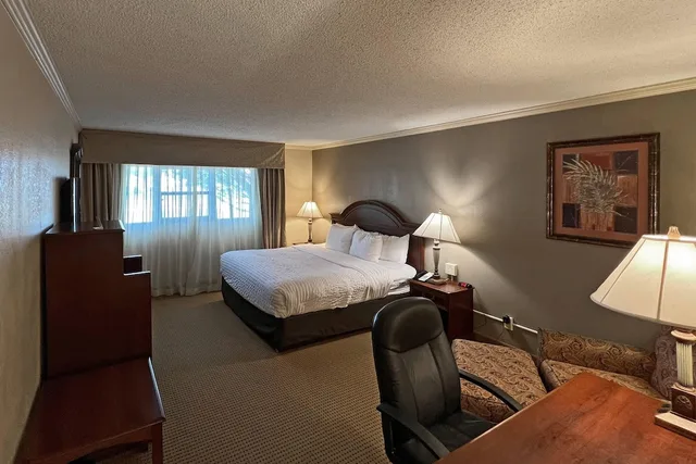 غرفة قياسية بسرير كينج بحوض استحمام، Clarion Inn Garden City, KS 3/3