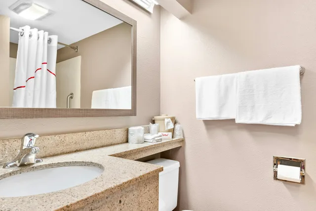 غرفة سوبيريور بسرير كينج، Red Roof Inn Harrisburg North 4/4