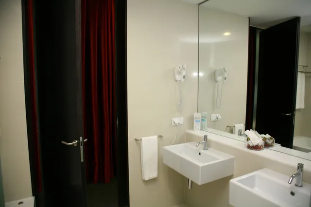 غرفة عائلية بسرير مزدوج وسريرين منفصلين، Axis Viana Business And Spa 5/6