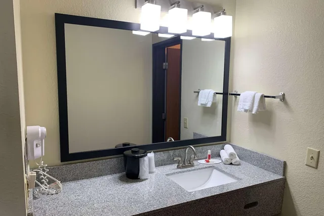 غرفة تنفيذية بسرير كينج مع أريكة، Baymont by Wyndham Waupun 2/2