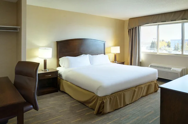 غرفة قياسية بسرير كوين، HOLIDAY INN LETHBRIDGE 5/10