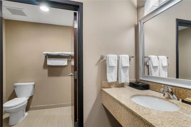 غرفة بسرير كينج، Best Western Plus Hiawatha Hotel 4/4