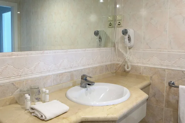 شقة بسريرين منفصلين بإطلالة على البحر بشرفة بغرفتي نوم مع أريكة، PYR Fuengirola 6/6