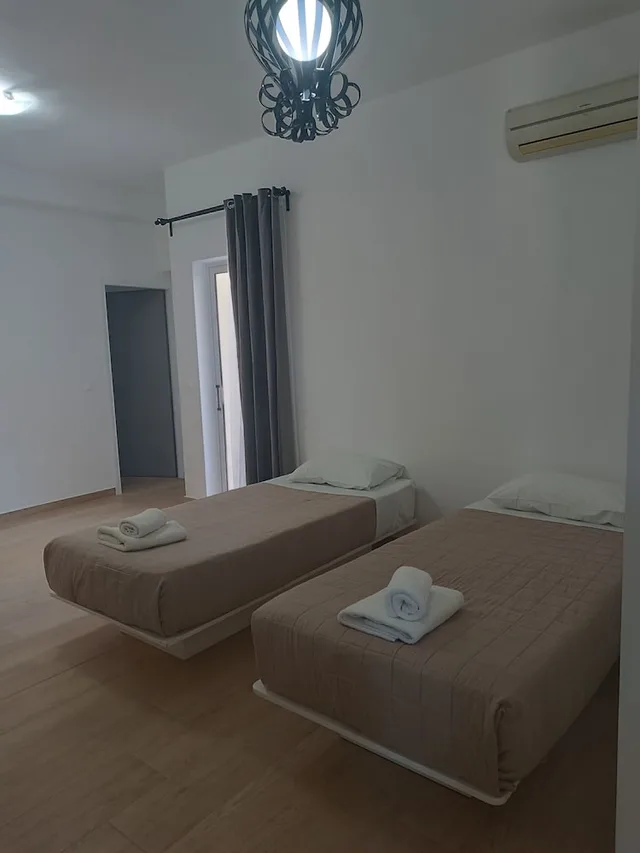 شقة عائلية بسرير كينج وسريرين منفصلين بشرفة بغرفة نوم واحدة، Aestas Apts 3/7