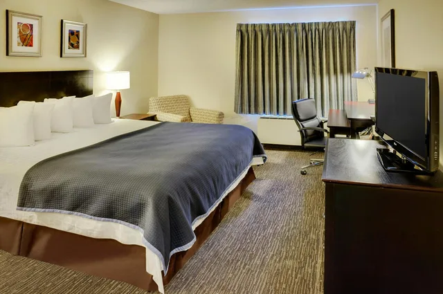 غرفة بسرير كينج وسريرين كوين، Travelodge Hotel Sudbury 3/6