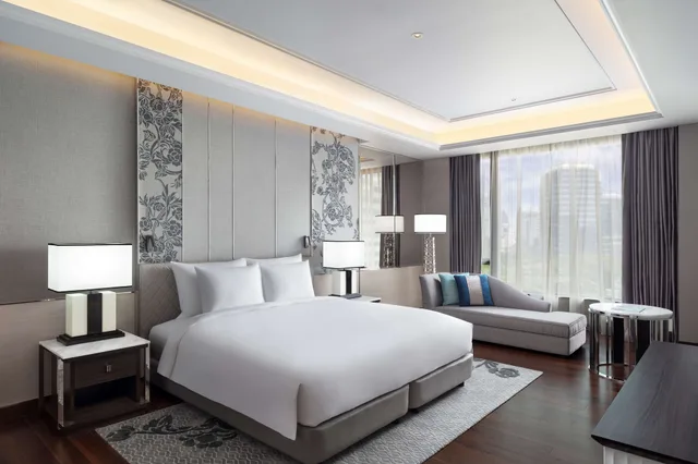 جناح غراند بسرير كينج بشرفة مع دخول الصالة، Sindhorn Kempinski Hotel Bangkok 5/8