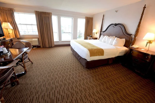 غرفة ديلوكس بسرير كينج بإطلالة على البحيرة، Crown Choice Inn Suites Lakeview Waterpark 1/1