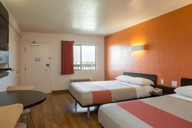 Premium, 2 Queen Beds, Motel6 Cutler Bay, FL - Miami 7/10