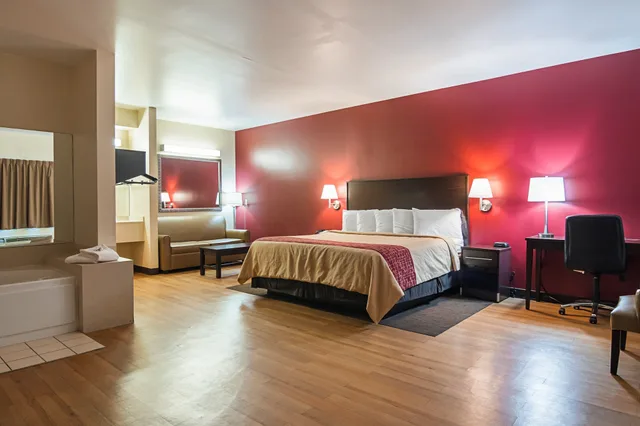 جناح بسرير كينج بحوض جاكوزي، Red Roof Inn & Suites Lake Orion/Auburn Hills 1/10