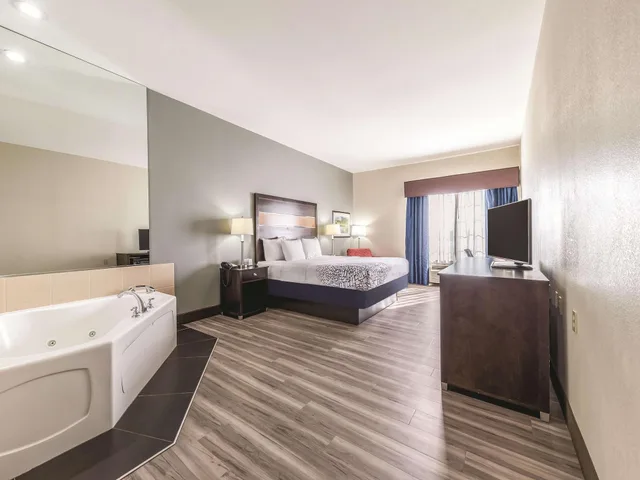 غرفة ديلوكس، La Quinta Inn & Suites by Wyndham Tulsa - Catoosa Route 66 4/4