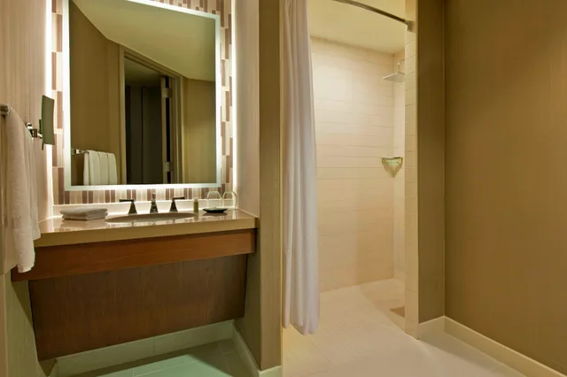 جناح جونيور، The Westin Peachtree Plaza Atlanta 3/3