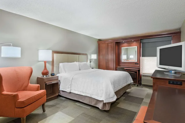 Lounge, King Bed، Hampton Inn Boston/Marlborough 1/2
