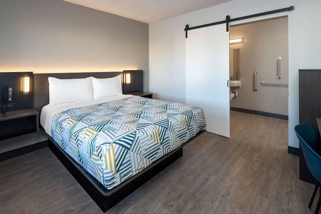 غرفة قياسية بسرير كوين، Motel6 Fontana 3/6