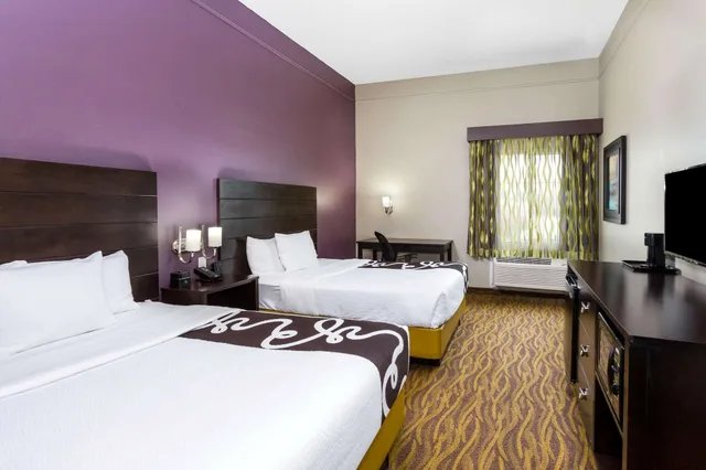 غرفة بسريرين كوين، La Quinta Inn & Suites by Wyndham Laredo Airport 3/4