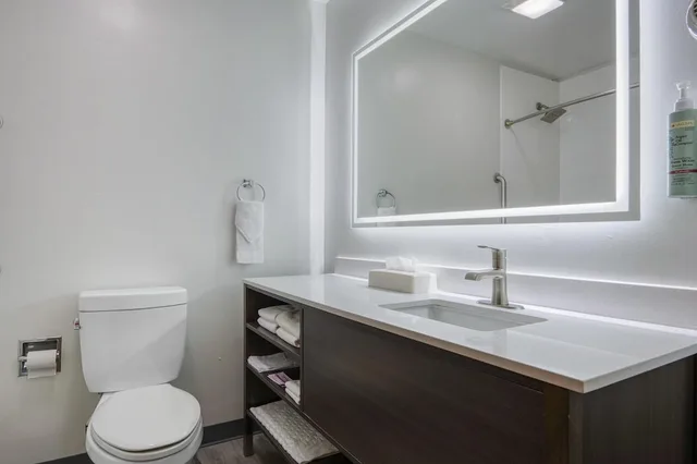 Standard, 2 Queen Beds, Lake Side, Sofa، Best Western Indian Oak 7/7