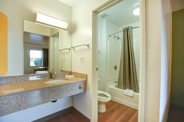 غرفة قياسية بسرير كينج، Motel6 Elkton, MD 8/9