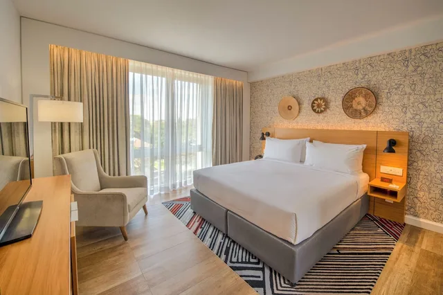 غرفة قياسية بسرير كوين بإطلالة على الحديقة، Holiday Inn Lusaka 1/3