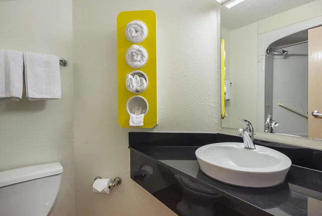 غرفة بسرير كينج وسرير كوين، Motel6 Whitby ON - Toronto East 7/10