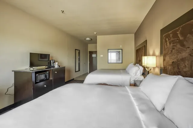 Suite, 2 Queen Beds, Exterior Entrance, Accessible, Holiday Inn Express Suites Beeville 2/10