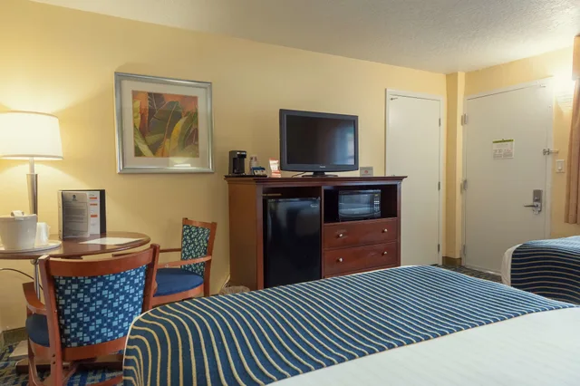 غرفة قياسية بسريرين كوين بمطبخ، Best Western Cocoa Beach Hotel and Suites 4/7