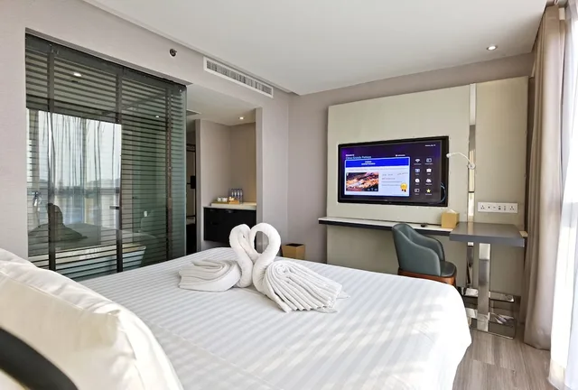 Room, King Bed, City View, No Balcony, Citrus Grande Hotel Pattaya By Compass Hospitality 2/7