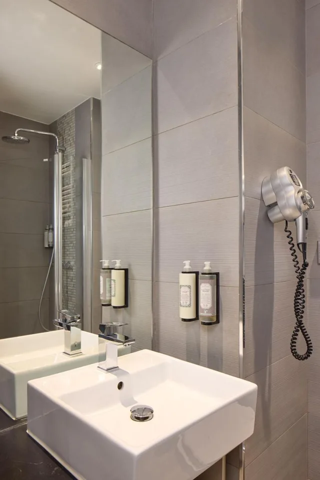 غرفة ثلاثية، TIMHOTEL LE LOUVRE 7/10