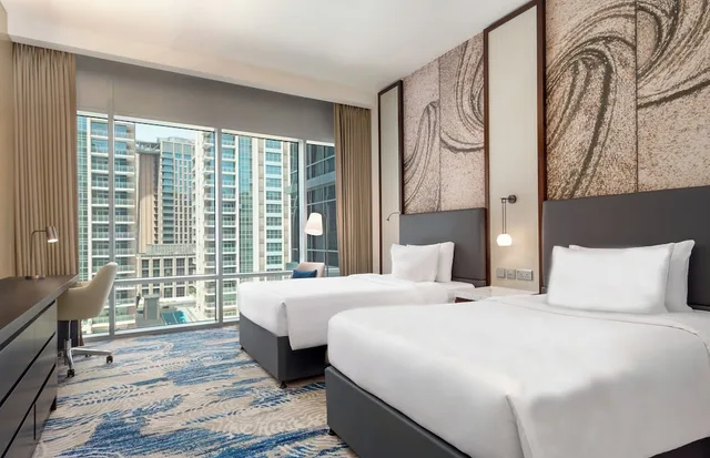 غرفة ديلوكس بسريرين منفصلين بإطلالة على المتنزه، Novotel Dubai Gold District 2/4
