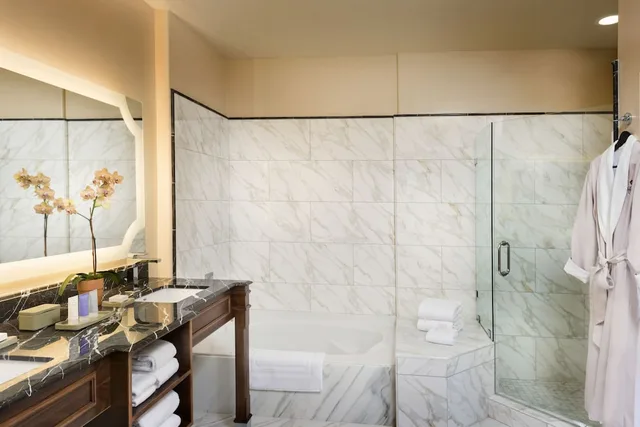 جناح بسرير كينج بغرفة نوم واحدة مع أريكة، Allegretto Vineyard Resort Paso Robles 2/3