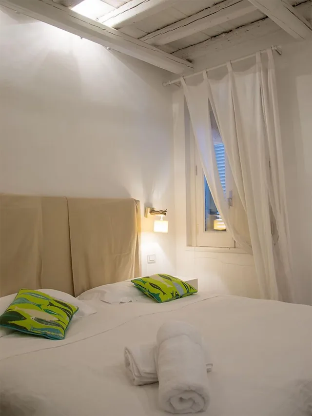 شقة بسرير كوين بغرفة نوم واحدة مع أريكة، Suite Home Trani 1/5