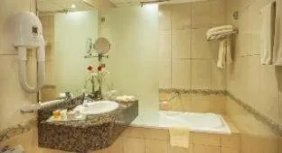 شقة تنفيذية بسرير كينج بغرفتي نوم، Golden Tulip Sharjah- Hotel Apartments 1/1