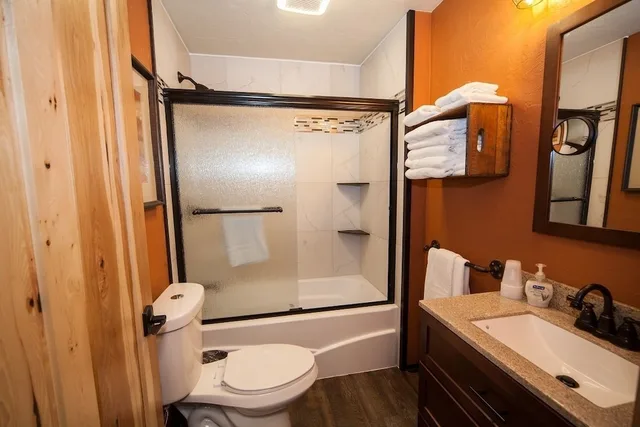 Lodge, 3 King Beds, Queen Bed, Log Cabin Lodge Suites 2/2
