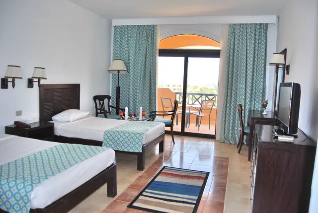 غرفة سوبيريور بسرير كينج وسرير كوين بإطلالة على الحديقة، Blend Elphistone Resort Marsa Alam 1/6