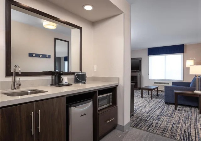 استوديو بسرير كينج مع أريكة بحوض جاكوزي لذوي الإعاقة، Hampton Inn Suites Manteca 2/3
