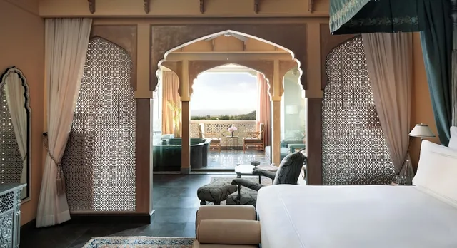 Landmark, King Bed, Balcony، Raffles Jaipur 6/6