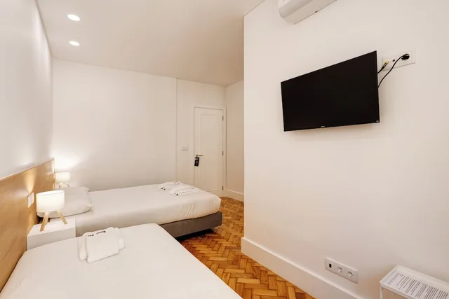 City, Triple, 1 Double and 1 Single Bed، Home Out Rooms and Apartments 3/7