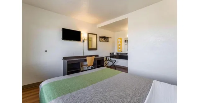 غرفة بسرير كوين بمطبخ، Studio6 El Paso, TX - East 2/6
