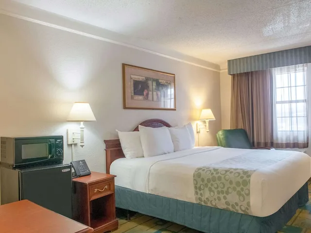 غرفة بسرير كينج لذوي الإعاقة، La Quinta Inn by Wyndham New Orleans Veterans / Metairie 1/5